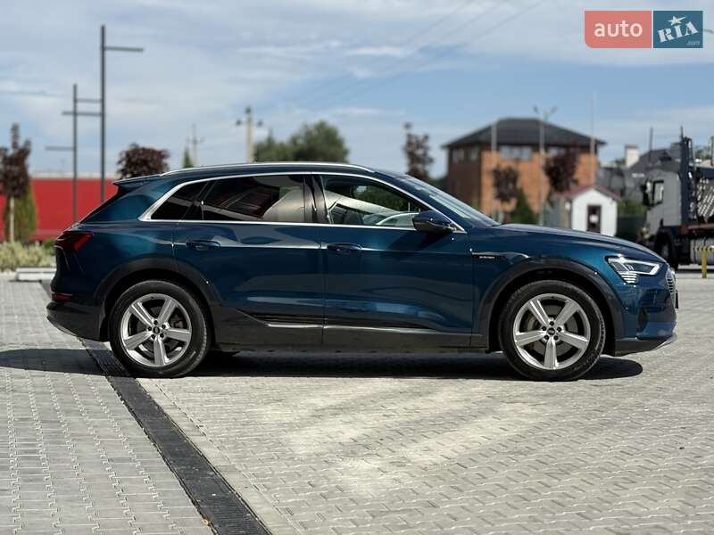 Позашляховик / Кросовер Audi e-tron 2021 в Городку