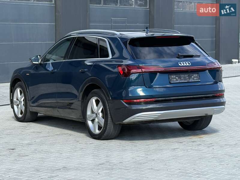 Позашляховик / Кросовер Audi e-tron 2021 в Городку