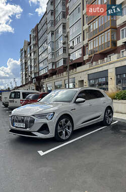 Позашляховик / Кросовер Audi e-tron 2021 в 