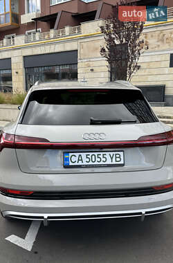 Позашляховик / Кросовер Audi e-tron 2021 в 