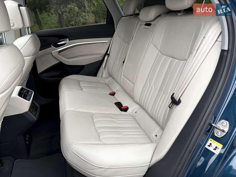 Позашляховик / Кросовер Audi e-tron 2021 в Києві