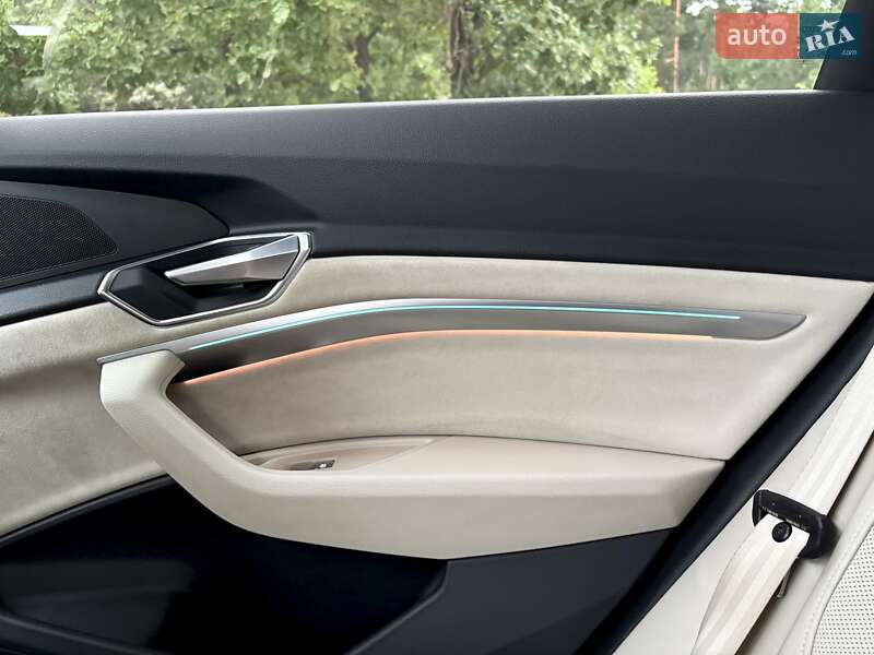 Позашляховик / Кросовер Audi e-tron 2021 в Києві