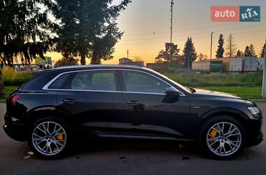 Позашляховик / Кросовер Audi e-tron 2021 в 