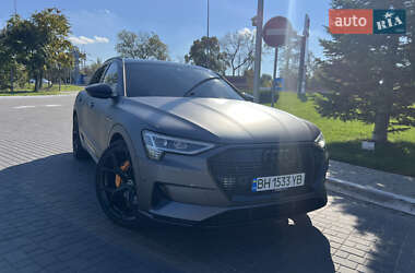 Позашляховик / Кросовер Audi e-tron 2019 в 