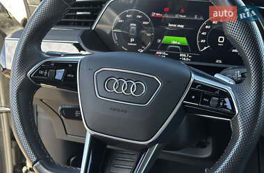 Внедорожник / Кроссовер Audi e-tron 2022 в 