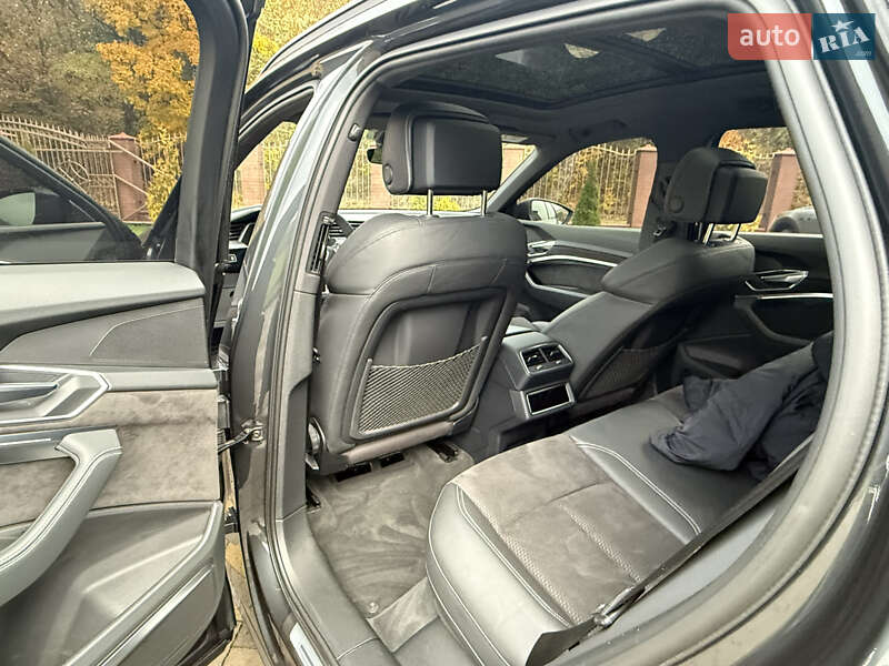 Внедорожник / Кроссовер Audi e-tron 2019 в Сваляве