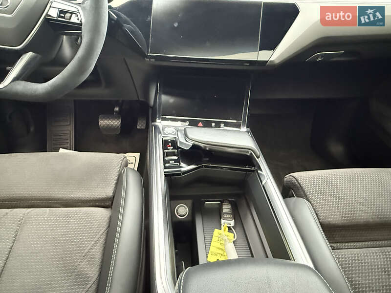 Внедорожник / Кроссовер Audi e-tron 2019 в Сваляве