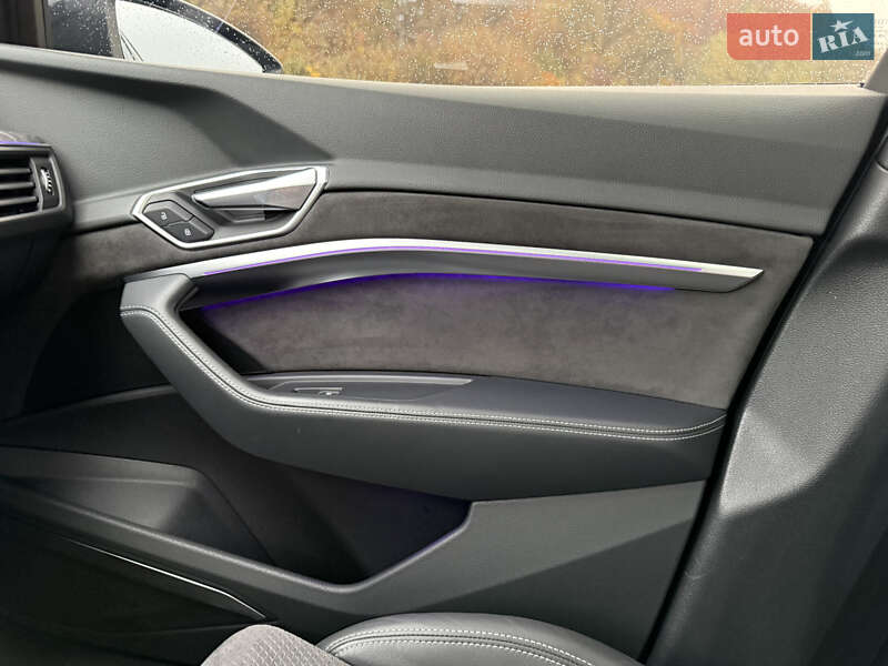 Внедорожник / Кроссовер Audi e-tron 2019 в Сваляве