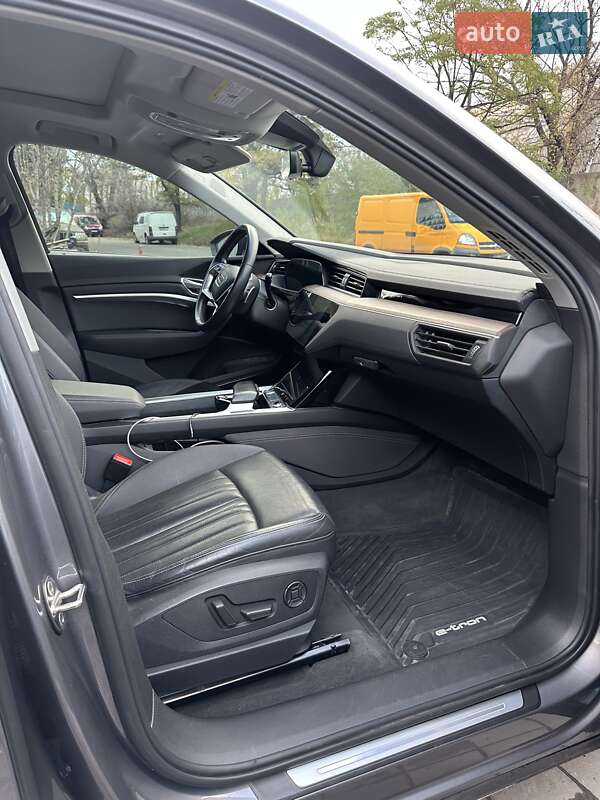 Позашляховик / Кросовер Audi e-tron 2019 в Києві фото 7 Позашляховик / Кросовер Audi e-tron 2019 в Києві