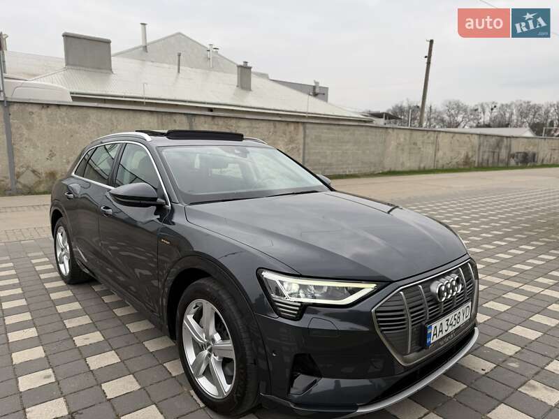 Позашляховик / Кросовер Audi e-tron 2019 в Стрию