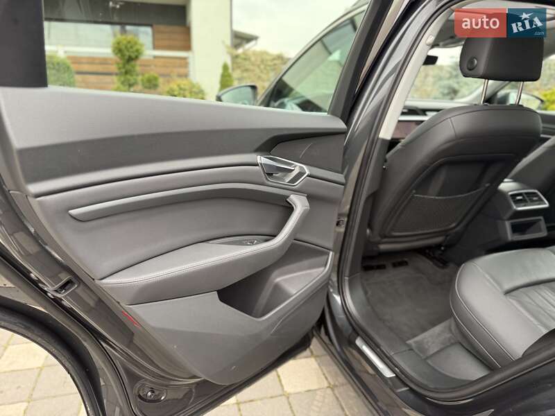 Позашляховик / Кросовер Audi e-tron 2019 в Стрию