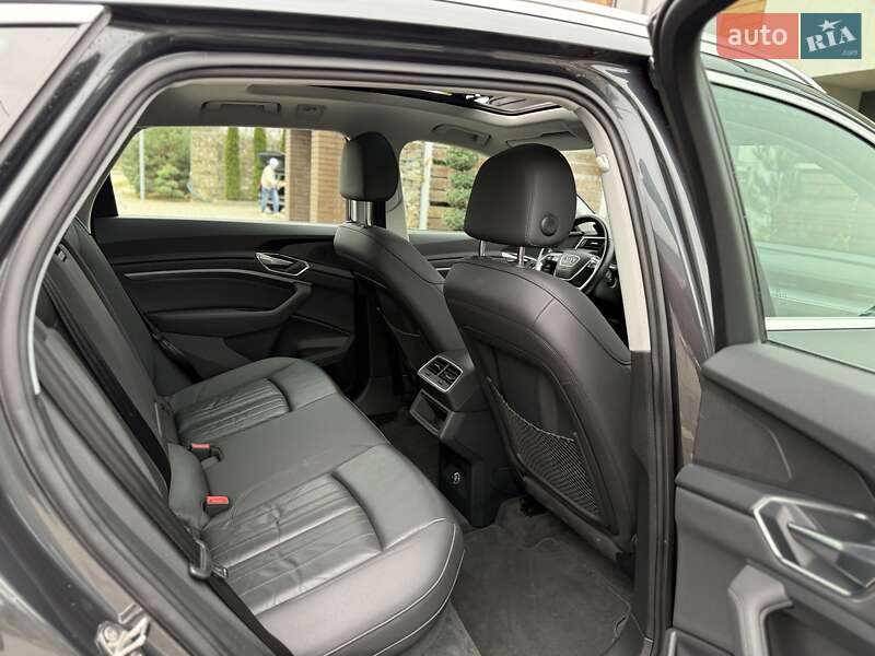 Позашляховик / Кросовер Audi e-tron 2019 в Стрию