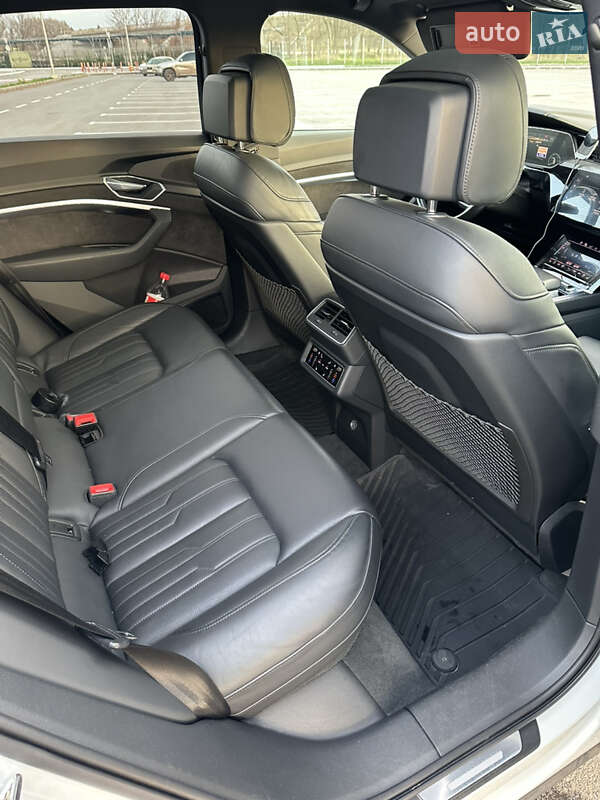 Внедорожник / Кроссовер Audi e-tron 2019 в Днепре фото 12 Внедорожник / Кроссовер Audi e-tron 2019 в Днепре