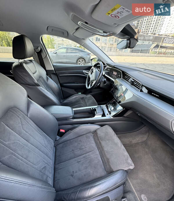 Позашляховик / Кросовер Audi e-tron 2020 в Києві фото 8 Позашляховик / Кросовер Audi e-tron 2020 в Києві