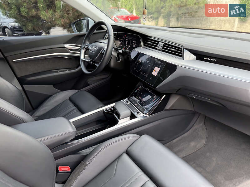 Позашляховик / Кросовер Audi e-tron 2021 в Рівному