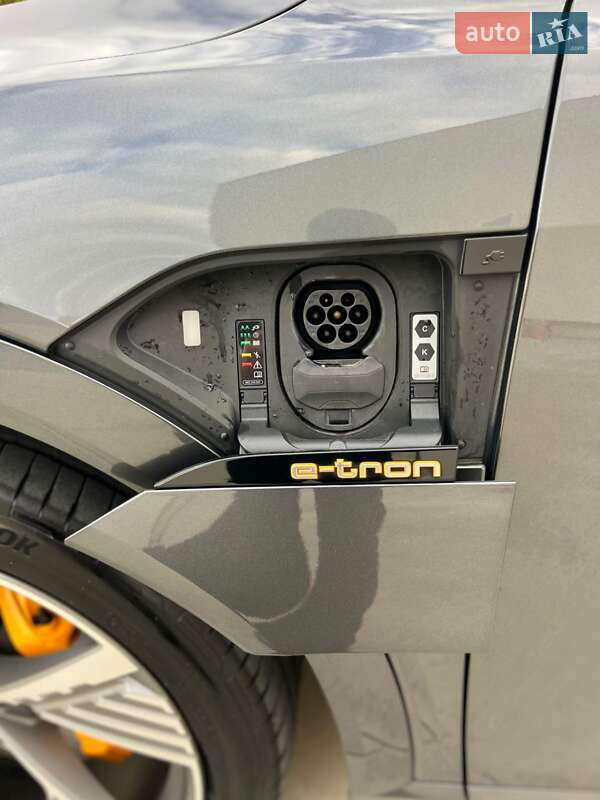Позашляховик / Кросовер Audi e-tron 2021 в Дніпрі