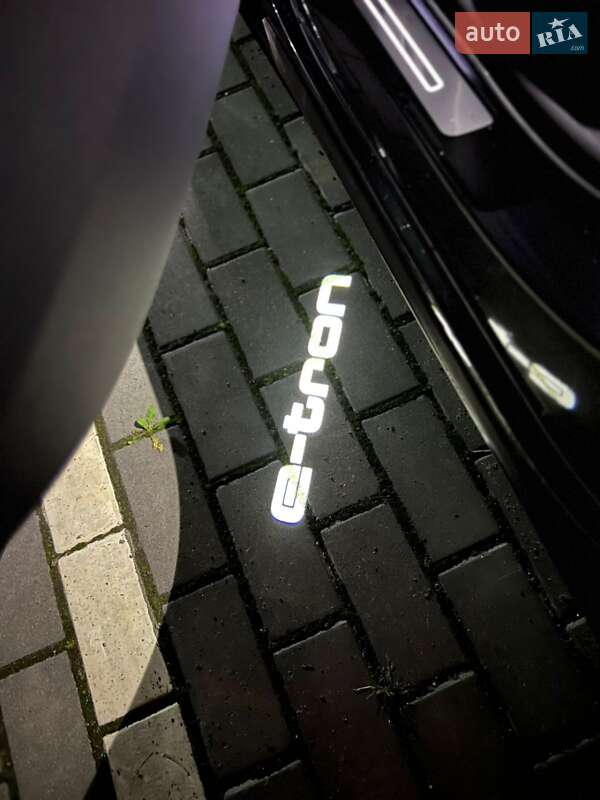 Позашляховик / Кросовер Audi e-tron 2021 в Дніпрі