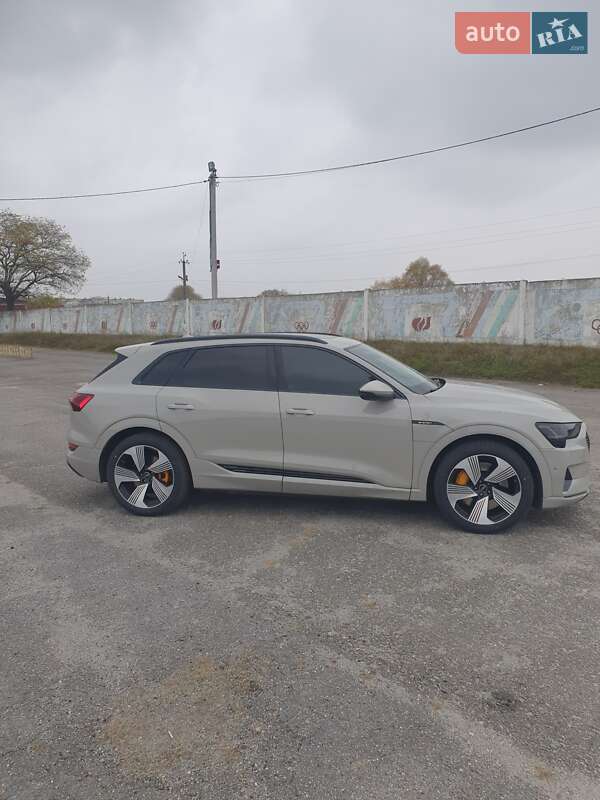 Позашляховик / Кросовер Audi e-tron 2022 в Березані