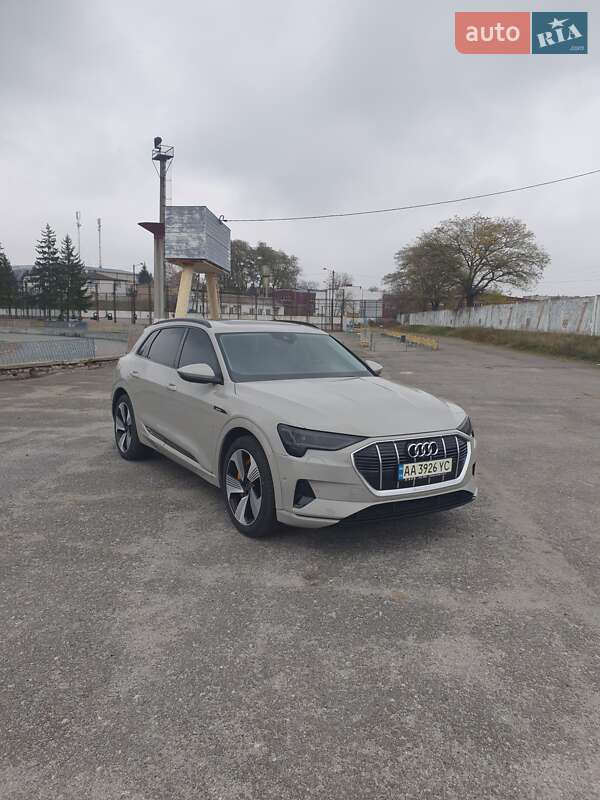 Позашляховик / Кросовер Audi e-tron 2022 в Березані