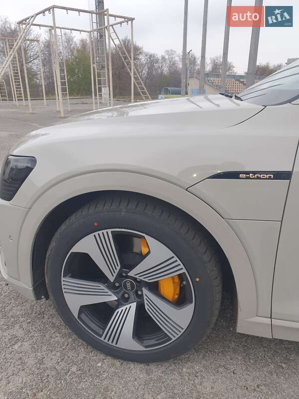 Позашляховик / Кросовер Audi e-tron 2022 в Березані
