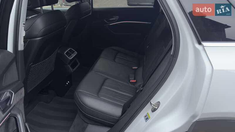 Внедорожник / Кроссовер Audi e-tron 2019 в Сваляве