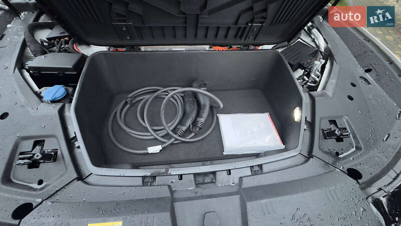 Внедорожник / Кроссовер Audi e-tron 2019 в Сваляве