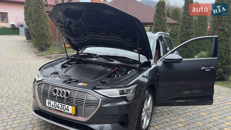 Внедорожник / Кроссовер Audi e-tron 2021 в Сваляве