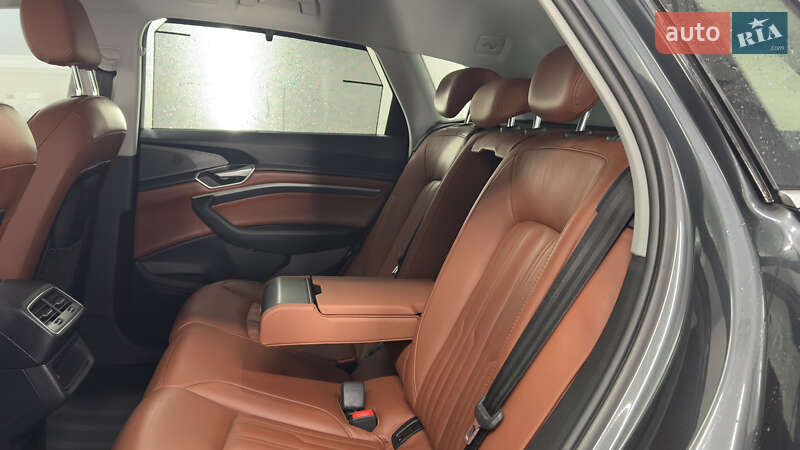 Внедорожник / Кроссовер Audi e-tron 2021 в Сваляве