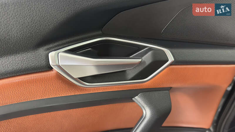 Внедорожник / Кроссовер Audi e-tron 2021 в Сваляве