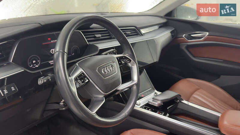 Внедорожник / Кроссовер Audi e-tron 2021 в Сваляве