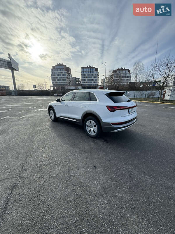 Внедорожник / Кроссовер Audi e-tron 2022 в Ужгороде