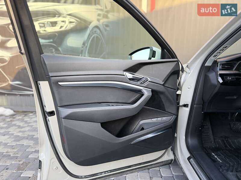 Позашляховик / Кросовер Audi e-tron 2019 в Львові фото 27 Позашляховик / Кросовер Audi e-tron 2019 в Львові
