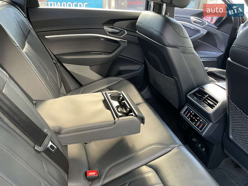 Позашляховик / Кросовер Audi e-tron 2022 в Рівному