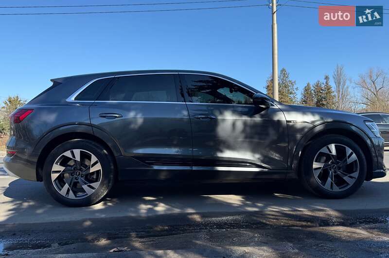 Позашляховик / Кросовер Audi e-tron 2021 в Києві