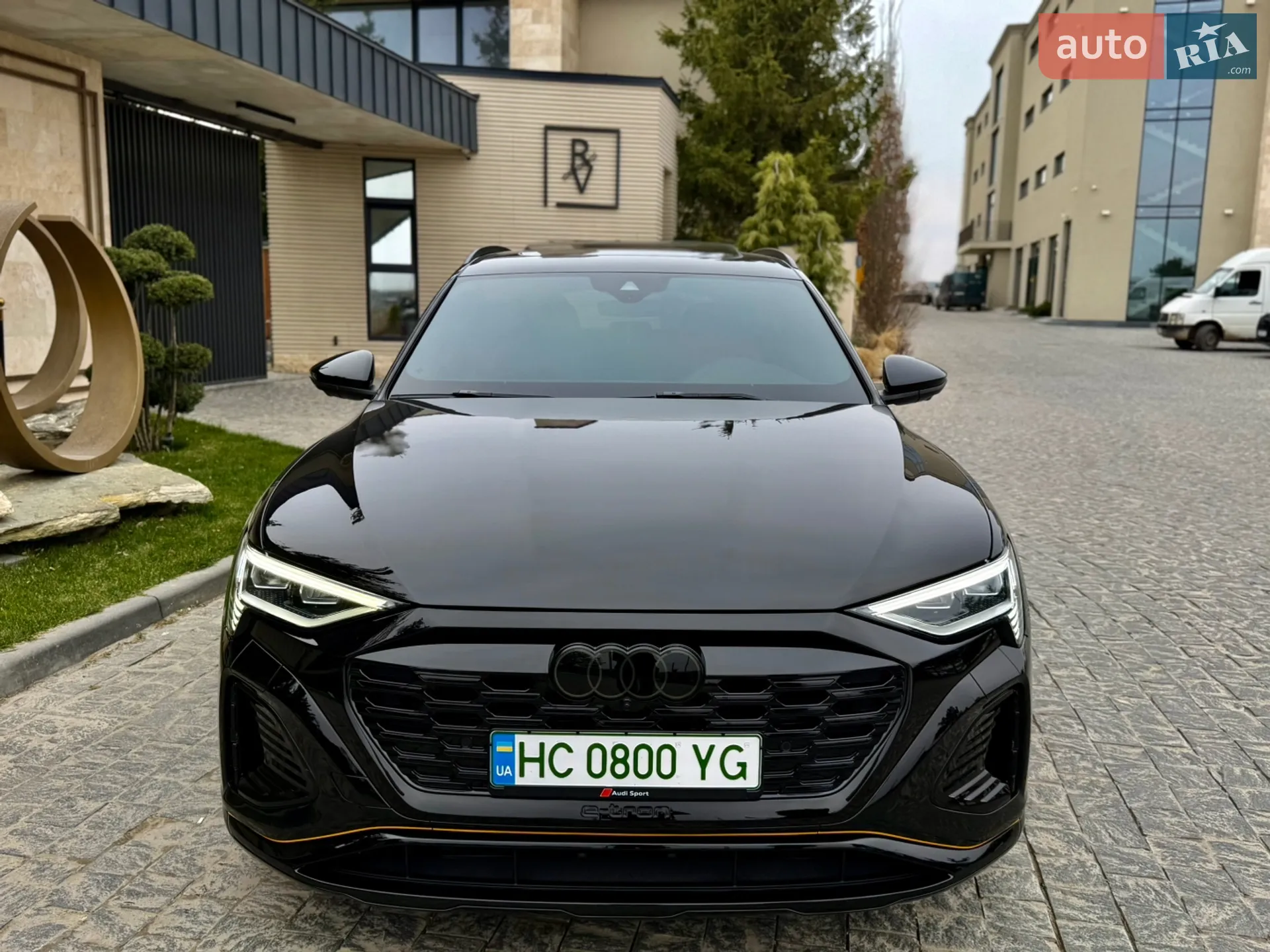 Audi e-tron 2019 VIN WA1LAAGE5KB014477 фото оголошення 4 з 5
