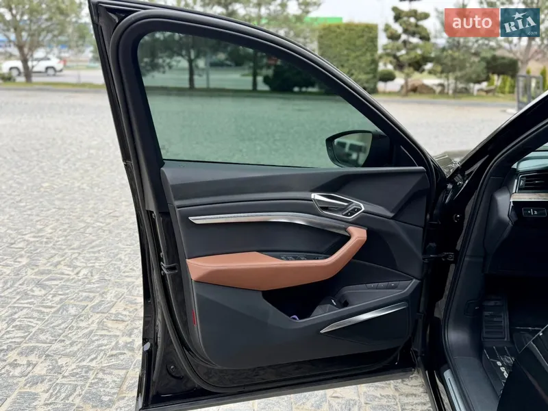 Audi e-tron 2019 VIN WA1LAAGE5KB014477 фото оголошення 32 з 81
