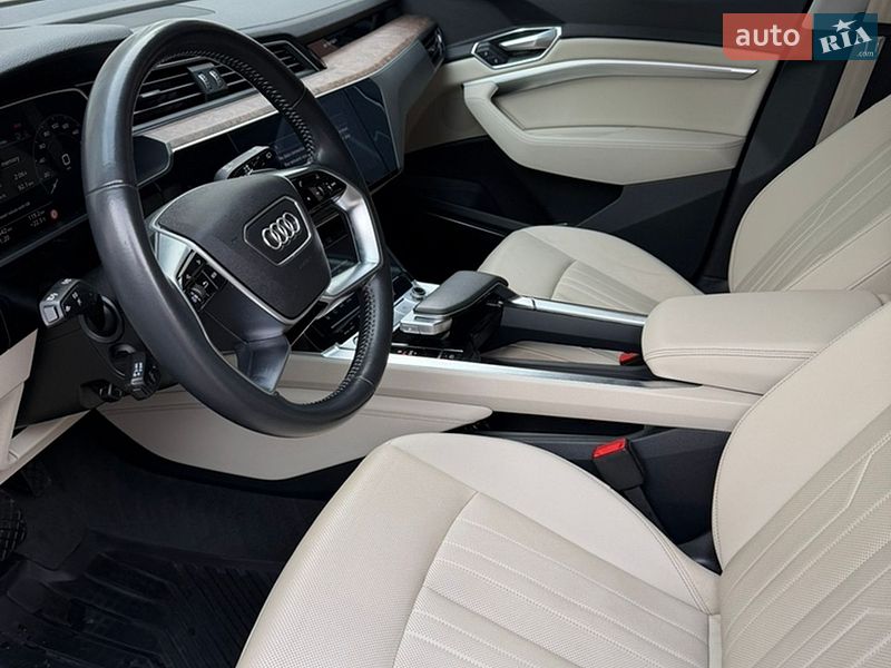 Позашляховик / Кросовер Audi e-tron 2019 в Володимирі