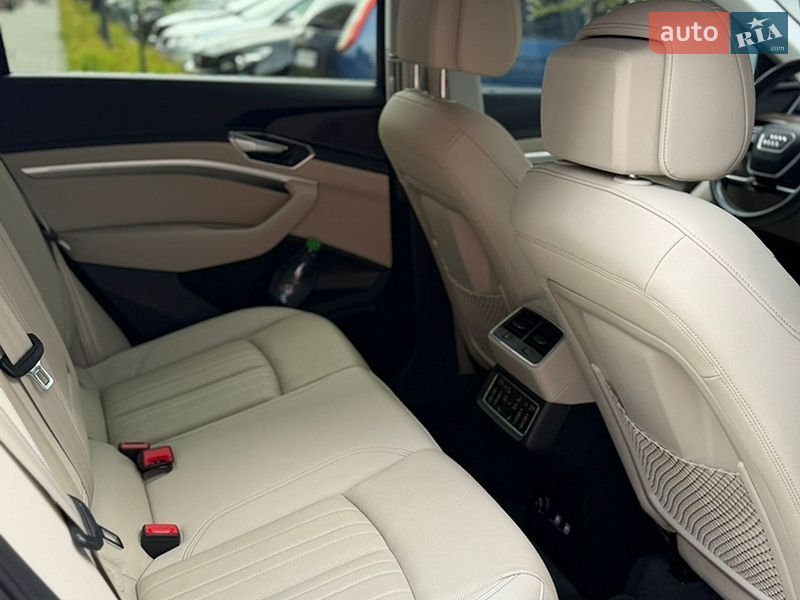 Позашляховик / Кросовер Audi e-tron 2019 в Володимирі