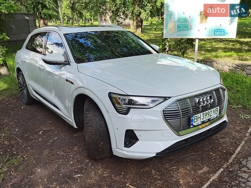 Audi e-tron 2019 VIN WA1VABGE3KB011317 фото оголошення 12 з 52