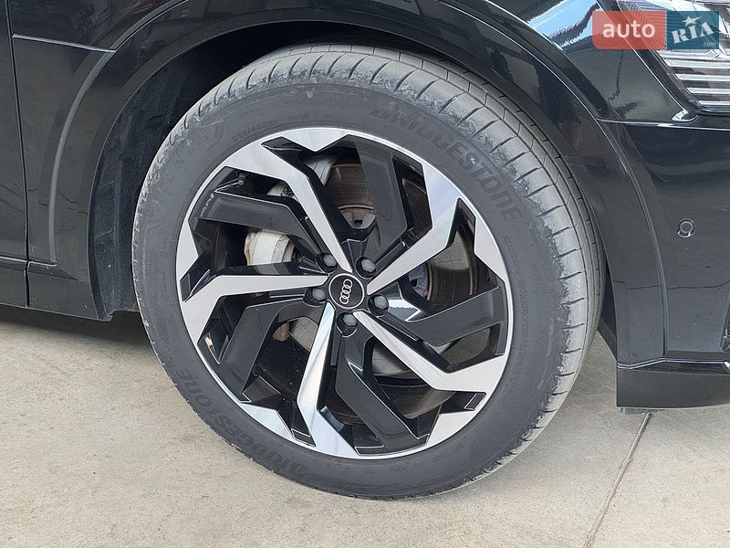 Внедорожник / Кроссовер Audi e-tron 2021 в Новоселице