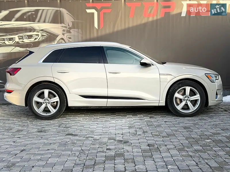 Audi e-tron 2019 VIN WA1LAAGE2KB024948 фото оголошення 14 з 114