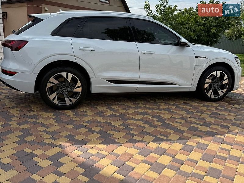 Внедорожник / Кроссовер Audi e-tron 2020 в Березане