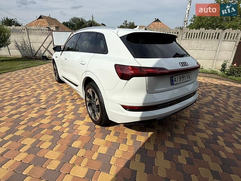 Внедорожник / Кроссовер Audi e-tron 2020 в Березане