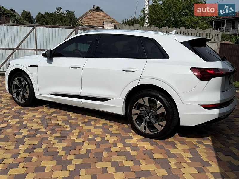 Внедорожник / Кроссовер Audi e-tron 2020 в Березане
