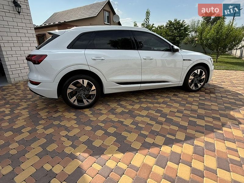 Внедорожник / Кроссовер Audi e-tron 2020 в Березане