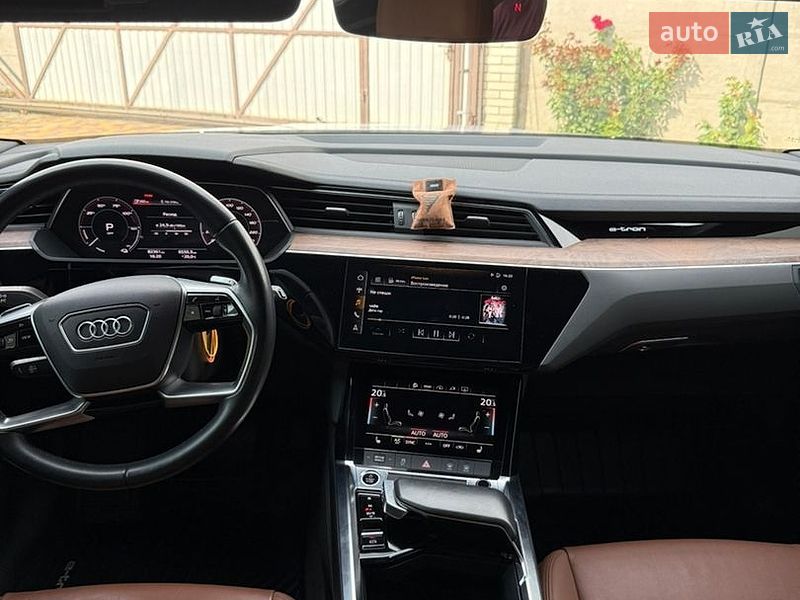 Внедорожник / Кроссовер Audi e-tron 2020 в Березане