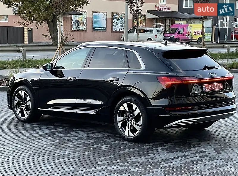 Внедорожник / Кроссовер Audi e-tron 2021 в Новоселице