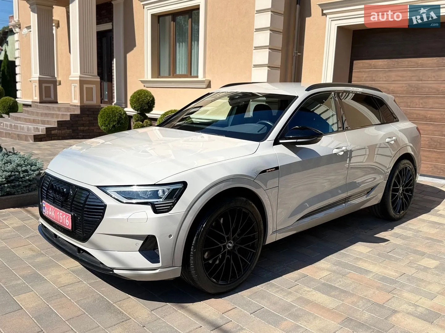 2019 Audi e-tron - мініатюра 2
