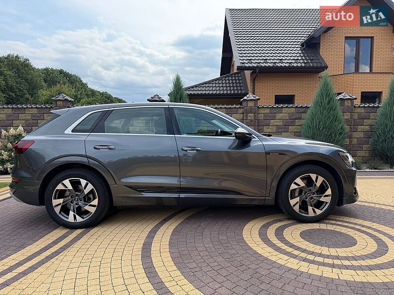Позашляховик / Кросовер Audi e-tron 2022 в Луцьку