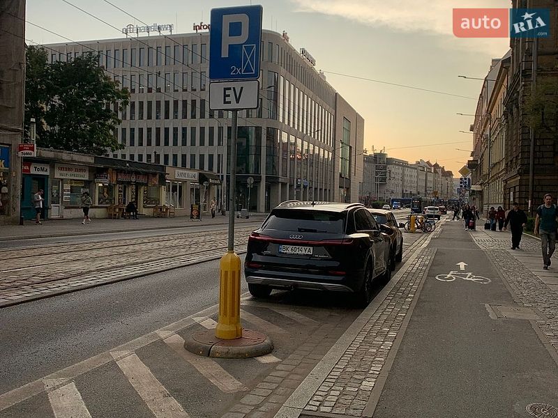 Позашляховик / Кросовер Audi e-tron 2021 в Дубні